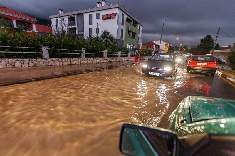 Dalmacija poplavljena! Potopljeni stanovi i kuće, 500 građana tražilo pomoć