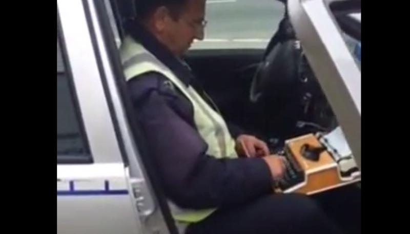 Kad srpski policajac piše prometnu kaznu (VIDEO)