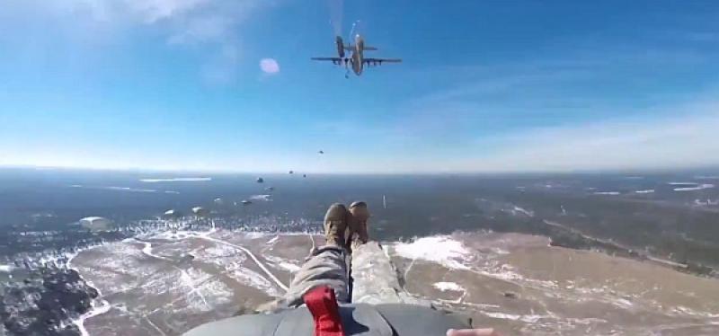 Vojni padobranac ‘zakačio’ kameru na sebe i skočio u bezdan (VIDEO)