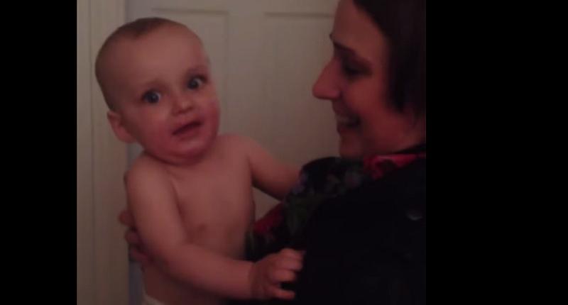 PRESLATKO: Kad beba prvi put vidi blizanku svoje majke (VIDEO)