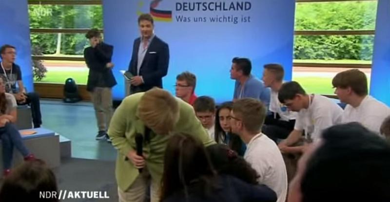 (VIDEO) Ovakvu Merkel još niste vidjeli: rasplakala djevojčicu pa je tješila