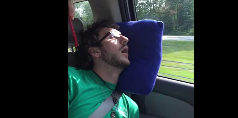 (VIDEO) Dok je spavao u autu nije ni sanjao što će mu prijatelji napraviti