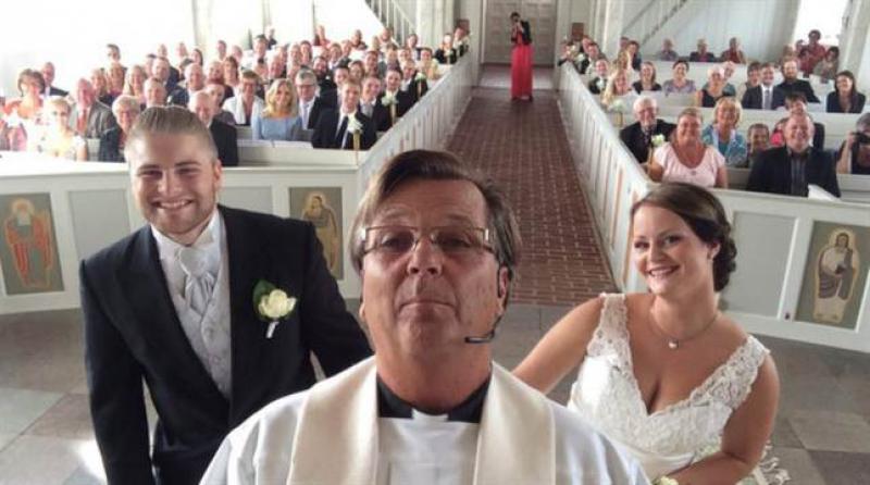 Švedski svećenik tijekom vjenčanja uzeo štap za ‘selfie’ i oduševio sve prisutne ovom fotkom