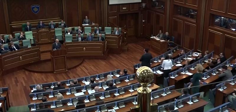 (VIDEO) Pogledajte kako su premijera u parlamentu gađali jajima