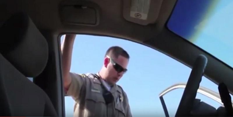 (VIDEO) Najstrpljiviji policajac u SAD uhapsio iritantnu djevojku: 'Opustite se...'