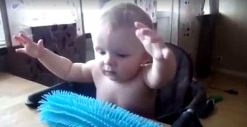 (VIDEO) Kad djetetu daš ružnu igračku...