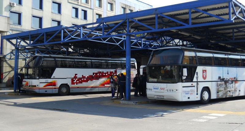 Dolazi televizijska ekipa na autobusni kolodvor u Zagrebu snimiti ljude koji idu raditi u inozemstvo…