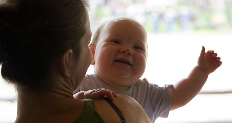 NEPOTREBNO Znanstvenici tvrde da bebe ne treba dizati na rame da podrignu