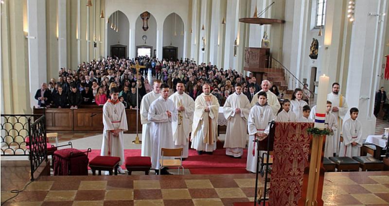 TRODNEVNO SLAVLJE Don Damir Stojić s Hrvatima u Salzburgu