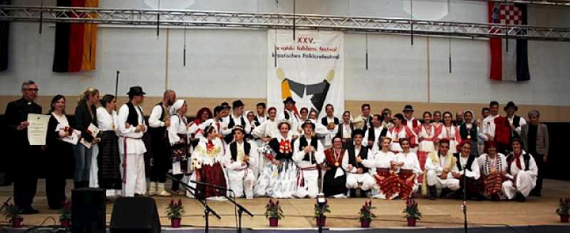 25. HRVATSKI FOLKLORNI FESTIVAL U HEUSENSTAMMU Nastupilo 19 folklornih skupina