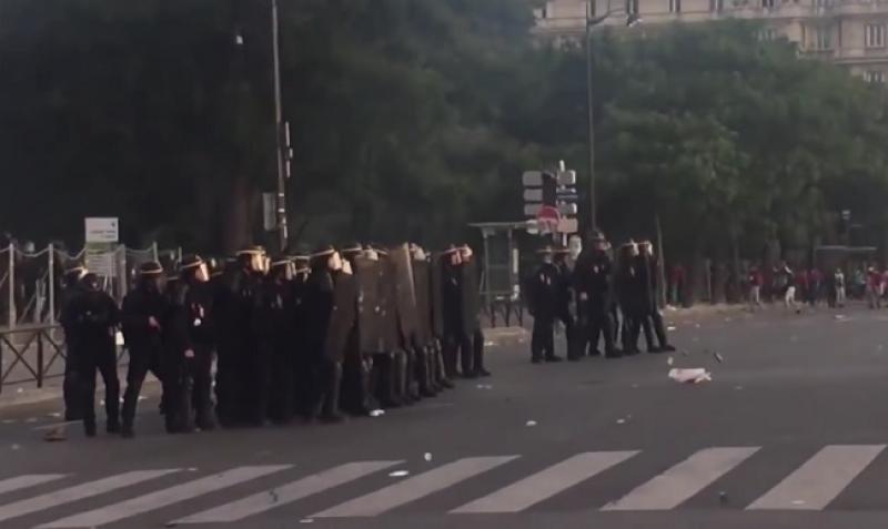 (VIDEO) NEREDI PRIJE FINALA Policija vodenim topovima i suzavcima na nezadovoljne navijače