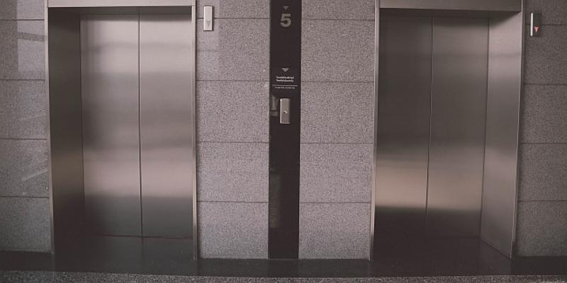 Zaglavili Nijemac i Mujo u liftu…