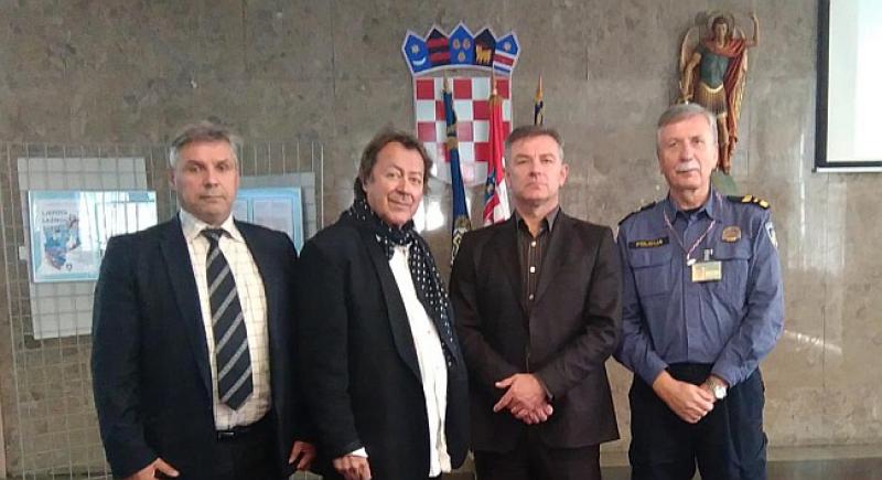 LJEPOTA LAŽNOG SJAJA Hrvatski umjetnik iz Australije na izložbi u policiji 'otkrio' krivotvorinu potpisanu njegovim imenom