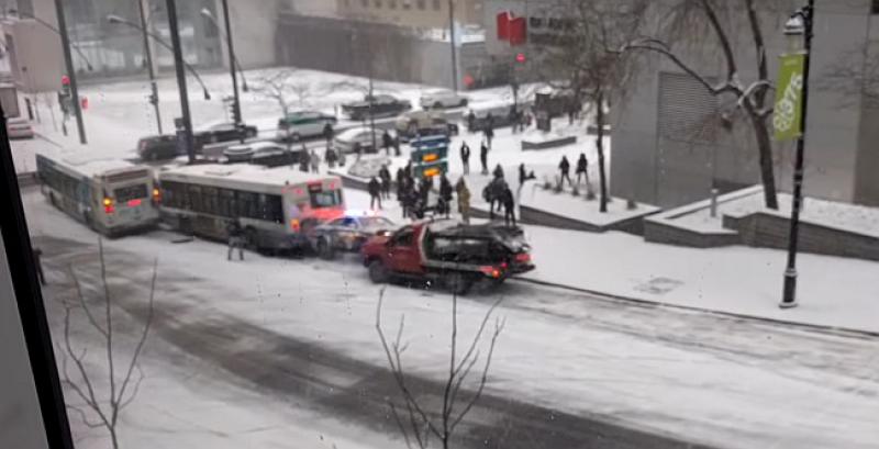 (VIDEO) POLEDICA KAKVU JOŠ NISTE VIDJELI U najsporijem lančanom sudaru ikad sudjelovali autobusi, ralica, policija...