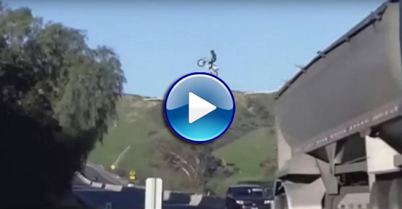 (VIDEO) OVO JOŠ NISTE VIDJELI Motociklom preskočio brzu cestu dok su ispod njega vozili automobili i kamioni