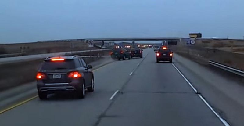 (VIDEO) VOZIO MU ‘ZA VRATOM’ Odlučio napasnom vozaču isprobati reflekse