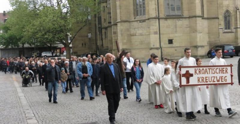 FOTOGALERIJA Više od 1000 vjernika na hrvatskoj procesiji Velikog petka u Stuttgartu