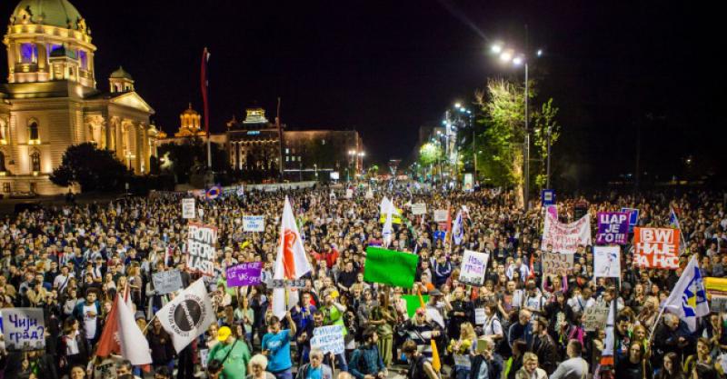 TISUĆE PROTIV VUČIĆA Zasuli zgradu vlade wc papirom