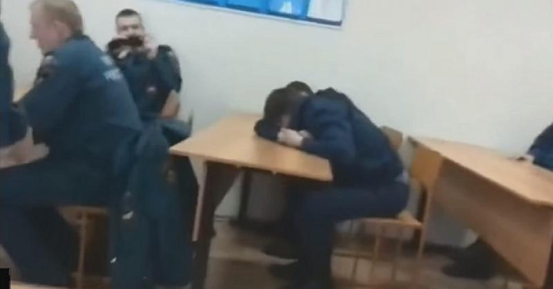 (VIDEO) URNEBESNA REAKCIJA Ruski vatrogasac zaspao u učionici, kolege se odlučili našaliti s njim
