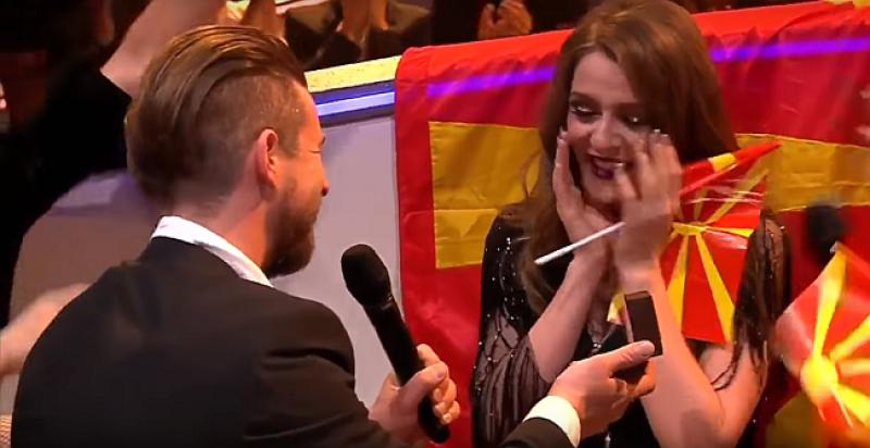 (VIDEO) LJUBAV NA EUROSONGU Dok je makedonska pjevačica čekala rezultate glasovanja njen je dečko kleknuo...