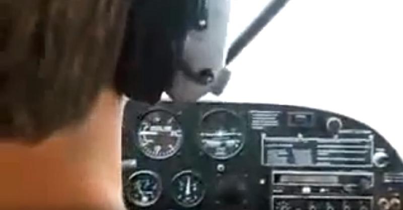 (VIDEO) NJEMU NIJE BILO SMIJEŠNO Pilot se pravio da je zaspao za upravljačem zrakoplova, pogledajte reakciju putnika