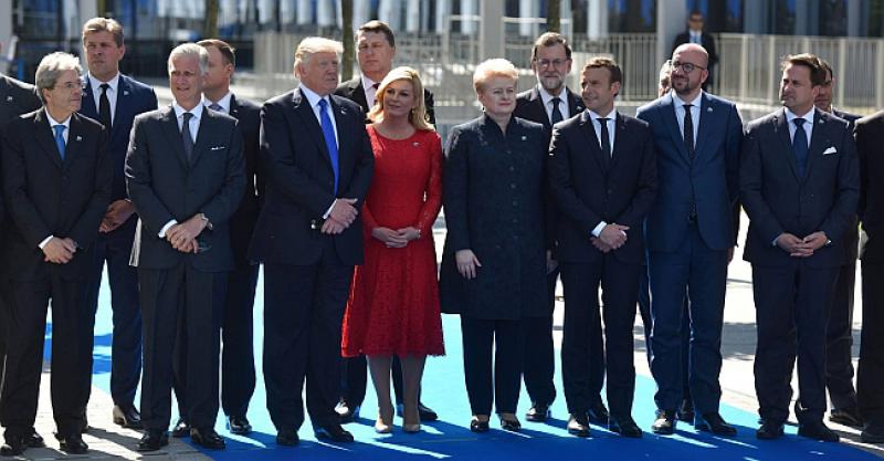POGLED IZ ISELJENIŠTVA Hrvatski mediji ismijavali predsjedničino ‘guranje’ kraj Trumpa, a zapravo je riječ o…