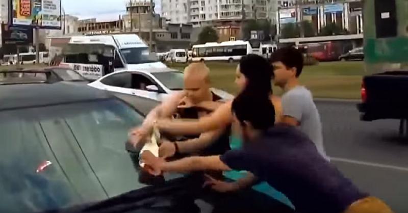 (VIDEO) AKTIVISTI UPOZORILI VOZAČA DA JE PARKIRAO NA AUTOBUSNOM STAJALIŠTU Ali naletjeli su na divljeg MMA borca