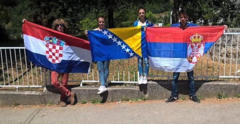 UČENICI U TRAVNIKU PROTIV SEGREGACIJE Ne žele hrvatske i bošnjačke škole