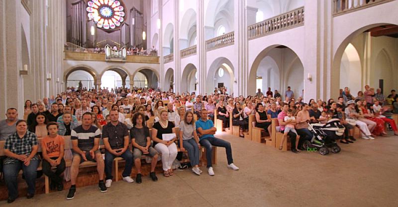 (VELIKA FOTOGALERIJA) PREDIVNA PROSLAVA U BAD CANNSTATTU Obilježen dan zajednice i 25 godina svećeništva fra Jure Zebića