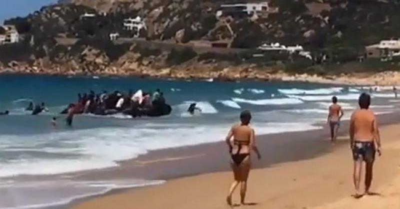 VIDEO Migranti se iz gumenog čamca iskrcali na španjolsku plažu punu turista