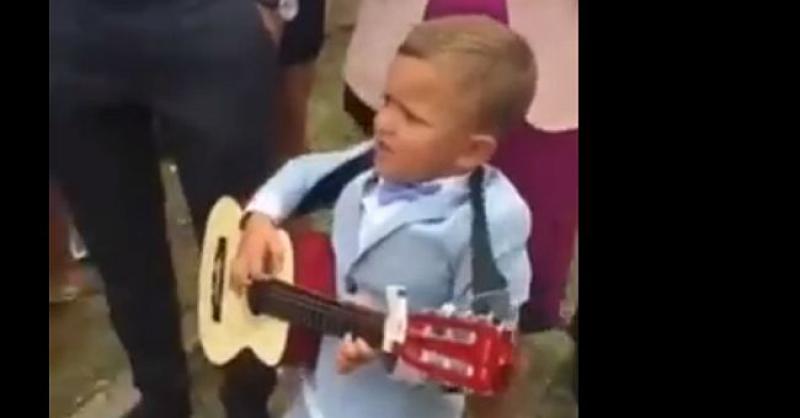 (VIDEO) MALA LEGENDA Dječačić zapjevao Thompsonov hit i postao zvijezda