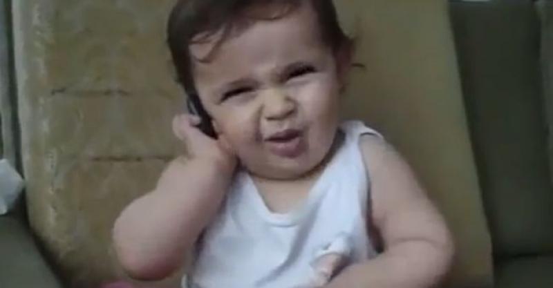 (VIDEO) NAJSLAĐA JE Beba koja ‘priča’ na mobitel dulje od vas