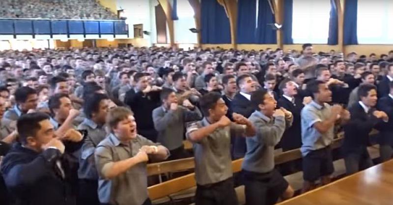 (VIDEO) SVI KAO JEDAN Novozelandski učenici na nevjerojatan način ispratili profesora u mirovinu - uz ratnički ples