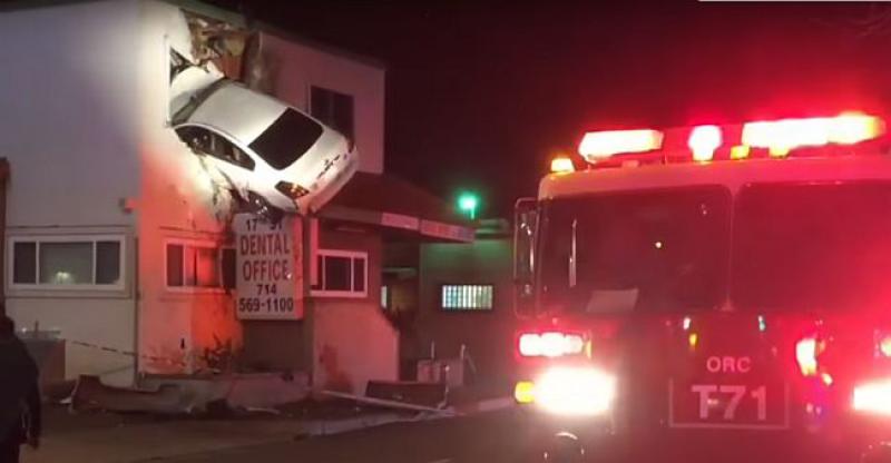 (VIDEO) MOŽDA ĆETE SE ZAPITATI Kako je ovaj automobil završio u zidu na prvom katu