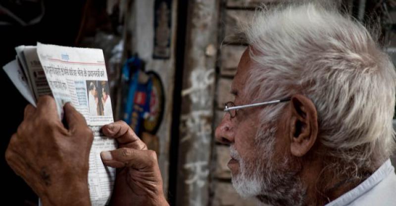 Sjedi Izraelac na klupi i čita arapske novine…