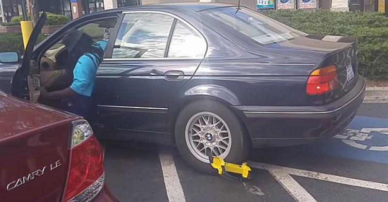 VIDEO Parkirao na mjesto za invalide, kontrolor mu napravom ‘blokirao’ kotač, on se uspio odvesti