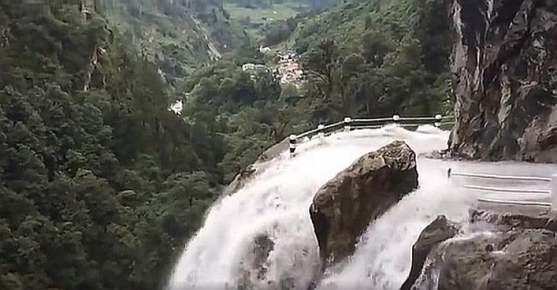 (VIDEO) OVO SMO JEDVA PREŽIVJELI SAMO GLEDAJUĆI VIDEO Cesta u Nepalu prolazi kroz vodopad