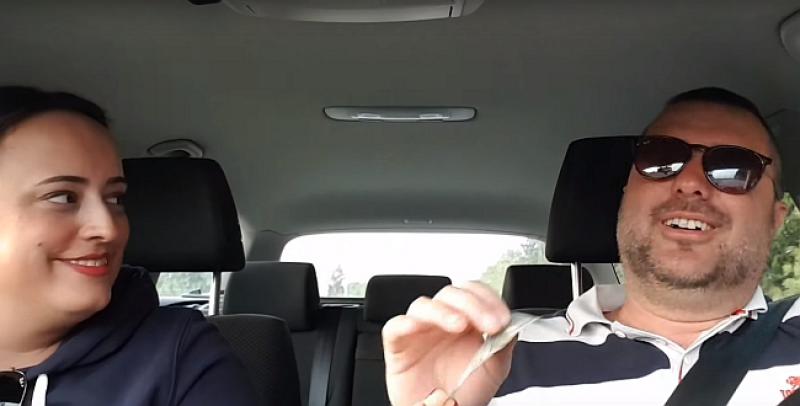 (VIDEO) KAD NJEMICA UĐE ŠALJIVOM DALMATINCU U AUTO Evo što je pričao njoj, a što na hrvatskom