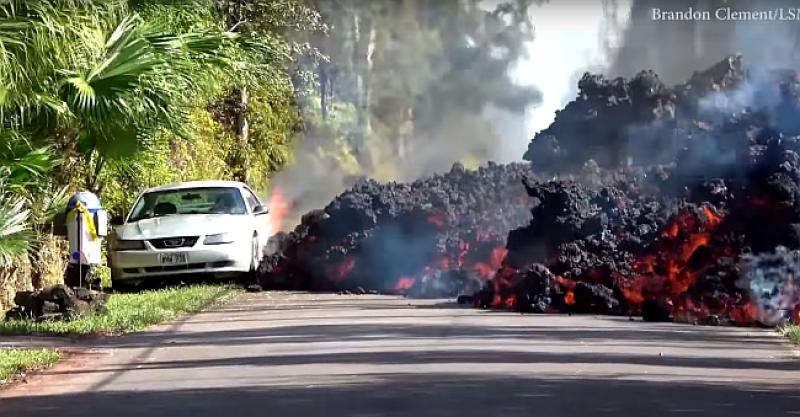 (VIDEO) TROPSKI RAJ PRETVOREN U PAKAO Pogledajte kako vulkanska lava 'guta' automobil