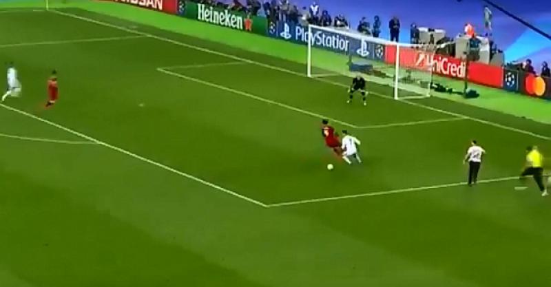 VIDEO Navijač utrčao na teren i 'ukrao' Ronaldu gol