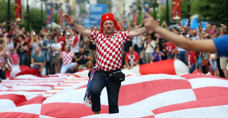 (FOTO) HRVATSKI NAVIJAČI NAPRAVILI PRAVU SENZACIJU U RUSIJI Svi su gledali što to rade