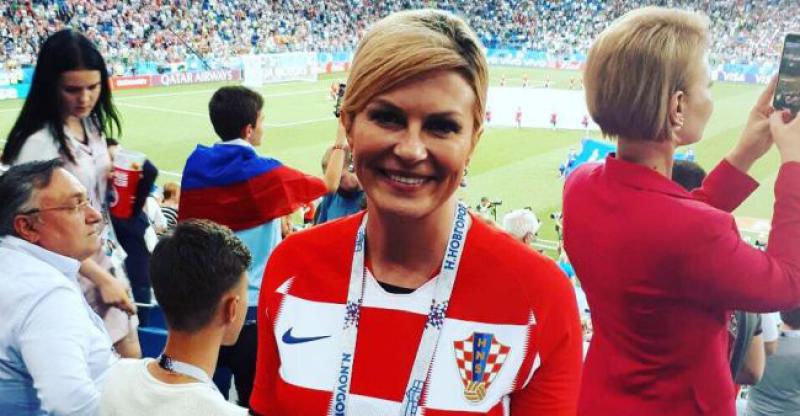 (FOTO) MEĐU PRVIMA ČESTITALA NAŠIM JUNACIMA Kolinda Grabar Kitarović izljubila i izgrlila ‘vatrene’ u svlačionici