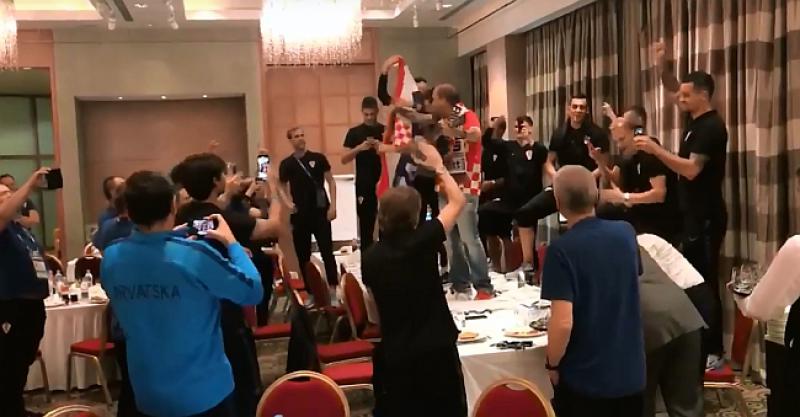 (VIDEO) SLAVLJE IGRAČA U HOTELU Mladen Grdović zasvirao gitaru, a oni zapjevali!