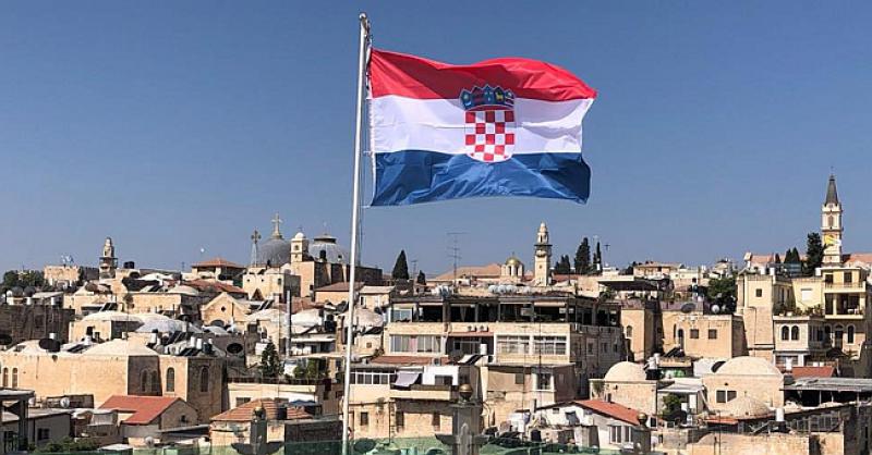 HRVATSKA SE ZASTAVA VIJORI IZNAD SVETOG GRADA Za to je zaslužan gradišćanski Hrvat