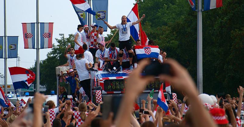 (VELIKA FOTOGALERIJA) TOTALNI KAOS Dočekali smo 'Vatrene' u Novom Zagrebu, SVI SU NA CESTI!