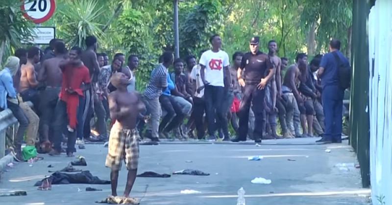 (VIDEO) NASILNI MIGRANTI Više od 600 ih ušlo u Španjolsku, na policiju bacali izmet, živo vapno, kamenje...