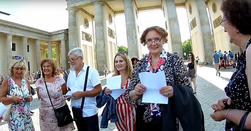 (VIDEO) PREKRASNO Berlinski Hrvati kraj Brandenburških vrata zapjevali 'Vjeruj u ljubav'