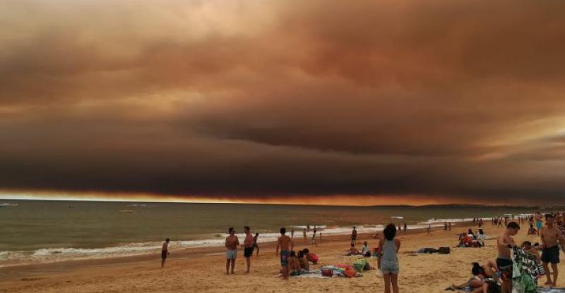 (VIDEO) APOKALIPTIČNO NEBO NAD PORTUGALOM Turisti na plaži zaprepašteni prizorom