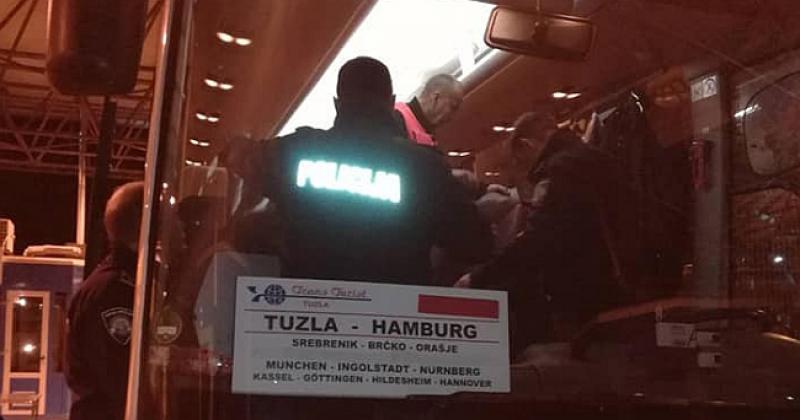 TRUDNICA SE PORODILA U AUTOBUSU Krenula iz Tuzle u Hamburg, 'zapela' na Bregani