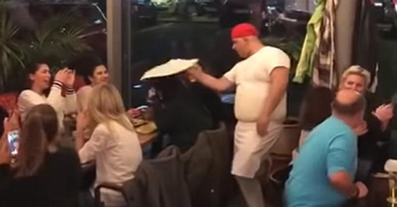 (VIDEO) VOLITE LI VI SVOJ POSAO? Ovaj pizza majstor izveo plesni spektakl s tijestom i oduševio sve u restoranu